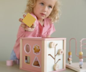 Fa készségfejlesztő kocka, Little Dutch bébijáték, pink FSC (7114, 18 hó-3 év)