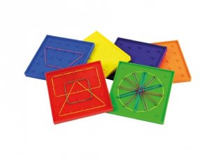 Geotábla, kétoldalas, 15x15 cm (Geoboard, kézügyesség fejlesztő, gumis, kreatív képalkotó játék, 3-10 év)