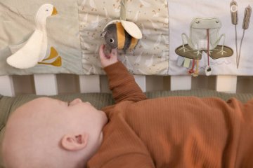 Gúnáros hajtogatható babakönyv, Little Dutch plüss babajáték (8518, 0-2 év)