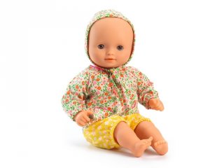 Játékbaba Flora barna szemű 32 cm, Djeco szerepjáték - 7751 (18 hó-6 év)