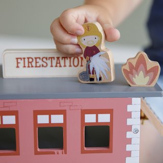 Tűzoltóállomás, 12 db-os fa vasútkiegészítő Little Dutch szerepjáték (4490, 3-7 év)