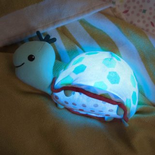 Világító teknős éjszakai fény tengeri hangokkal, B.Toys babajáték (BX1654Z, 0-2 év)