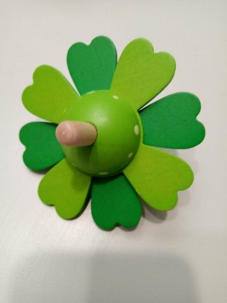 Virág formájú pörgettyű, Goki fa ügyességi játék (1 db)